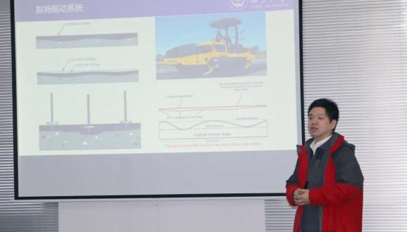 長安大學顧教授講解攤鋪關鍵操作 