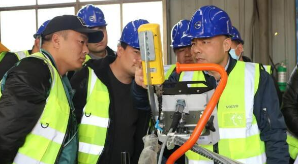 沃爾沃技術專家劉向東老師指點機器設置 