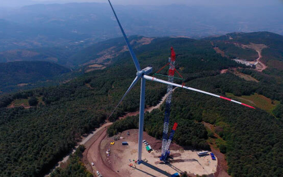 △2020年，中聯(lián)重科ZCC9800W履帶起重機(jī)在土耳其風(fēng)電吊裝